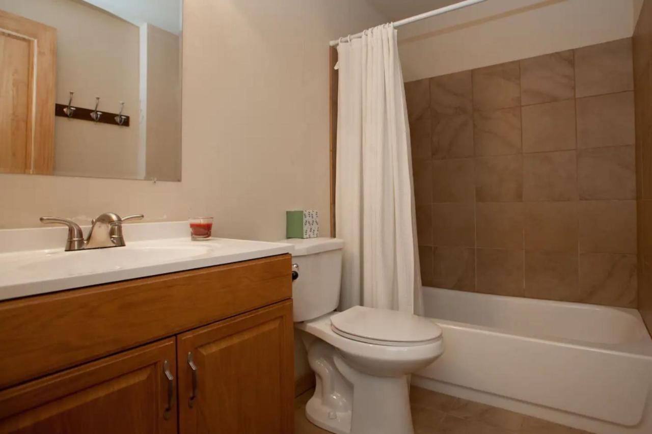 Cozy Townhouse On The Main Bus Line Villa Breckenridge Exterior photo